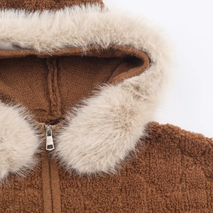 Giacca cardigan invernale marrone con cappuccio in ecopelliccia e dettaglio con zip metallica