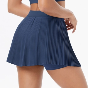 Détail de la jupe de tennis plissée bleu marine avec short et taille haute