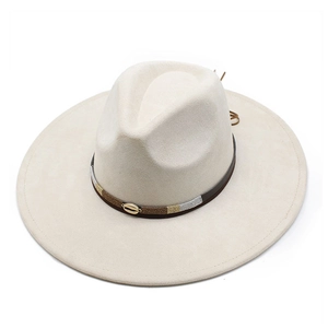 Dettaglio del cappello fedora a tesa larga con conchiglia e fascia in pelle intrecciata