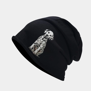Détail d'un bonnet en tricot noir avec un imprimé réaliste de motif de chien dalmatien