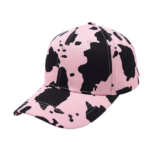 Cappellino da baseball con stampa muccata rosa e nera, visiera curva e occhielli ricamati