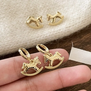 Rocking Horse Shape Hoop Earrings 18K Gold Plated Copper Hammered Texture Retro Simple Luxury Personality For Women