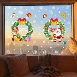 Adesivi natalizi con Babbo Natale e renne su vetro con vista città al tramonto calda e accogliente