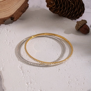 Minimalistische geometrische Armreifen-Set mit Diamanten in Gold und Silber