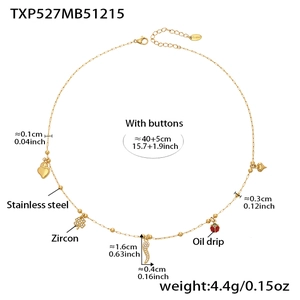 Vue détaillée du collier à breloques en acier inoxydable avec mesures et zircon