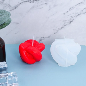 Détail de bougie en nœud rouge avec moule en silicone pour savon artisanal