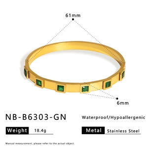 Detailansicht eines 18,4g Gold-Edelstahlarmbands mit quadratischem grünem Edelsteinbesatz
