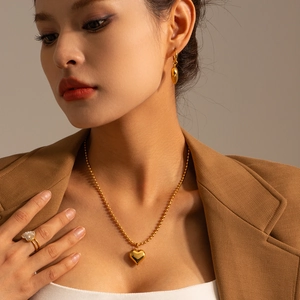 Classic 18k gold plated stainless steel heart pendant necklace and jewelry set for women