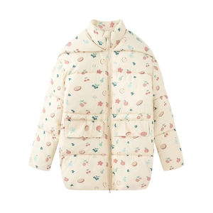 Detail einer cremefarbenen Steppjacke mit bunten Fruchtmustern und einem Stehkragen