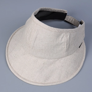 Détail de la visière en lin avoine montrant le tissage respirant et la bande interne