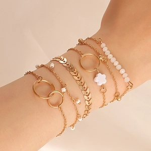 Set di bracciali dorati minimalisti con ciondoli a foglia, anello e perline da donna
