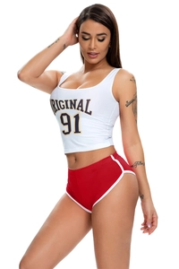 Detail der roten Sportshorts mit weißem Rand und weißem Tanktop am Model getragen
