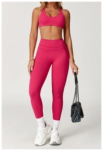 Dettaglio completo set yoga rosso rosa con top a V e leggings a vita alta elasticizzati