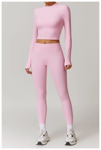Vue de face d'un ensemble de yoga rose avec legging taille haute sans couture et crop top