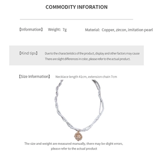 Dettaglio della collana di perle che mostra peso, materiale e lunghezza della catenina