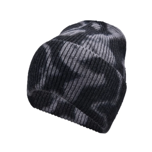 Detailaufnahme der schwarz-grauen Batik-Strickmütze mit grober Garnstruktur und Umschlag