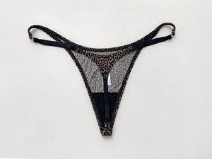 Détail d'un string à imprimé léopard avec anneaux métalliques réglables et sangles
