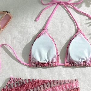 Détail de bikini dégradé rose avec texture au crochet et motifs ondulés de couleur pastel