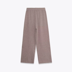 Gros plan sur la texture en maille douce et le drapé de ce pantalon large mauve