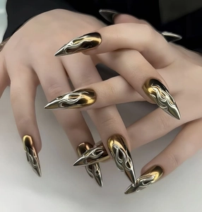 Dettaglio di unghie finte stiletto lunghe con trama metallica a fiamma 3D a rilievo
