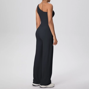 Détail d'un haut court à une épaule et d'un pantalon de yoga large noir en maille