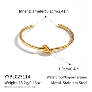 Detailansicht eines goldenen Knotenarmbands mit Größenangaben und Materialdetails
