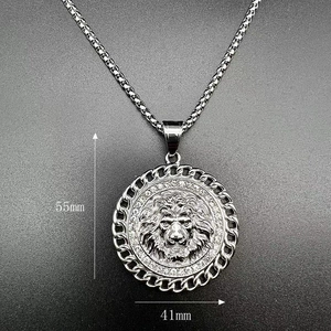 Dettaglio del ciondolo testa di leone con misure 55mm altezza e 41mm larghezza