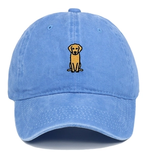Détail de la casquette en coton délavé bleu avec broderie de chien golden retriever