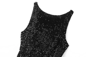 Détail d'une robe noire sans manches à paillettes avec encolure ronde et fini scintillant