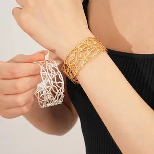 Bracelet jonc évidé doré et argenté avec une texture tissée irrégulière artistique
