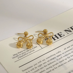 Goldene Kirsch-Ohrstecker mit Schleife aus poliertem Edelstahl für einen edlen Look