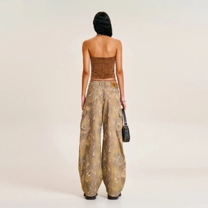 Vue arrière du haut bustier marron et pantalon cargo camouflage style streetwear vintage