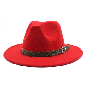 Cappello fedora classico in lana rossa con cinturino intrecciato marrone e fibbia in metallo