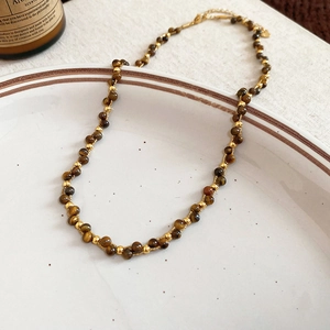 Dettaglio della collana occhio di tigre placcata oro 18k con chiusura a moschettone