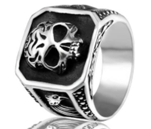 Vue macro d'une bague punk en acier inoxydable avec crâne de corbeau et gravures