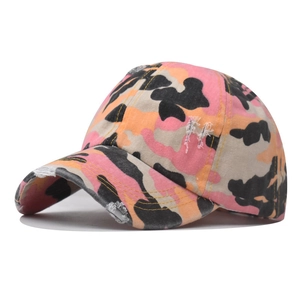 Détail d'une casquette queue de cheval camouflage avec bord usé et broderie élégante
