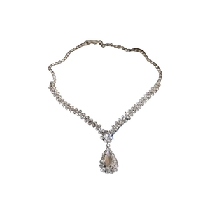 Parure élégante collier et boucles d'oreilles goutte d'eau en strass argentés