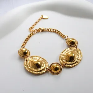 Bracelet élégant en acier inoxydable plaqué or 18K avec textures martelées et fermoir ajustable