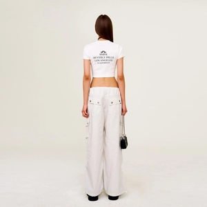 Vue arrière du t-shirt blanc court et du pantalon cargo avec imprimé street style