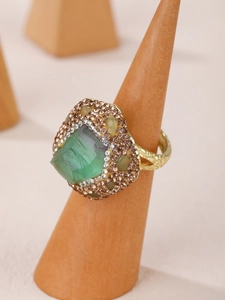 Anillo ajustable de oro bohemio con fluorita verde irregular y cristales finos