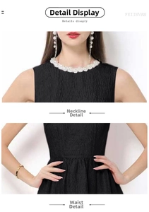 Dettaglio dello scollo con perline e trama a pieghe di questo elegante abito nero smanicato