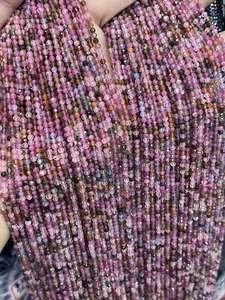 Vue macro de perles en tourmaline facettée colorée pour la création de bijoux DIY