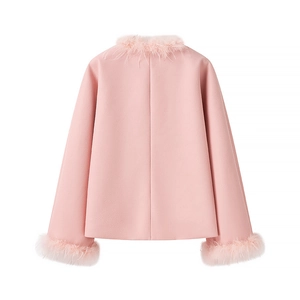 Vue de dos d'un manteau court rose avec col et poignets en fausse fourrure douce