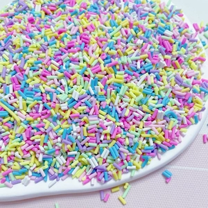 Confettis colorés en argile pour loisirs créatifs et décoration de gâteaux sur plateau