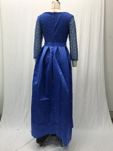 Détail du corsage en dentelle bleu roi et jupe en satin plissé sur robe de soirée