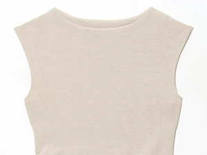 Detail des eleganten U-Boot-Ausschnitts und der feinen Stricktextur dieses beigen Tops