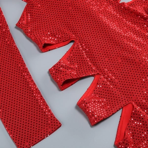 Détail du tissu à paillettes rouges avec découpe latérale sur une robe à manches longues