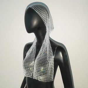 Détail de la coiffe en maille de strass avec un design en résille argentée scintillante