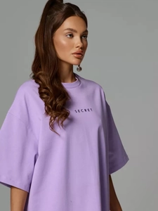 T-shirt violet oversize en coton avec imprimé SECRET noir et col rond décontracté moderne