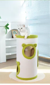 Barril rascador de sisal con detalles verdes y entrada con forma de oso para gatitos